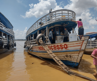 Embarcação entrega produtos vendidos pela Casas Bahia, em Manacapuru (AM)