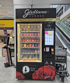 Giuliana Flores no Aeroporto de Guarulhos