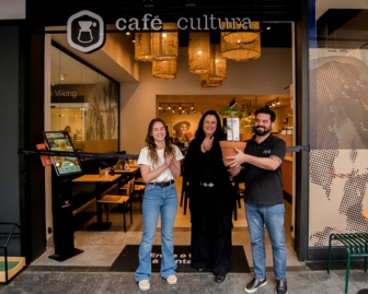 Sócios franqueados e CEO do Café Cultura em unidade da Avenida Paulista