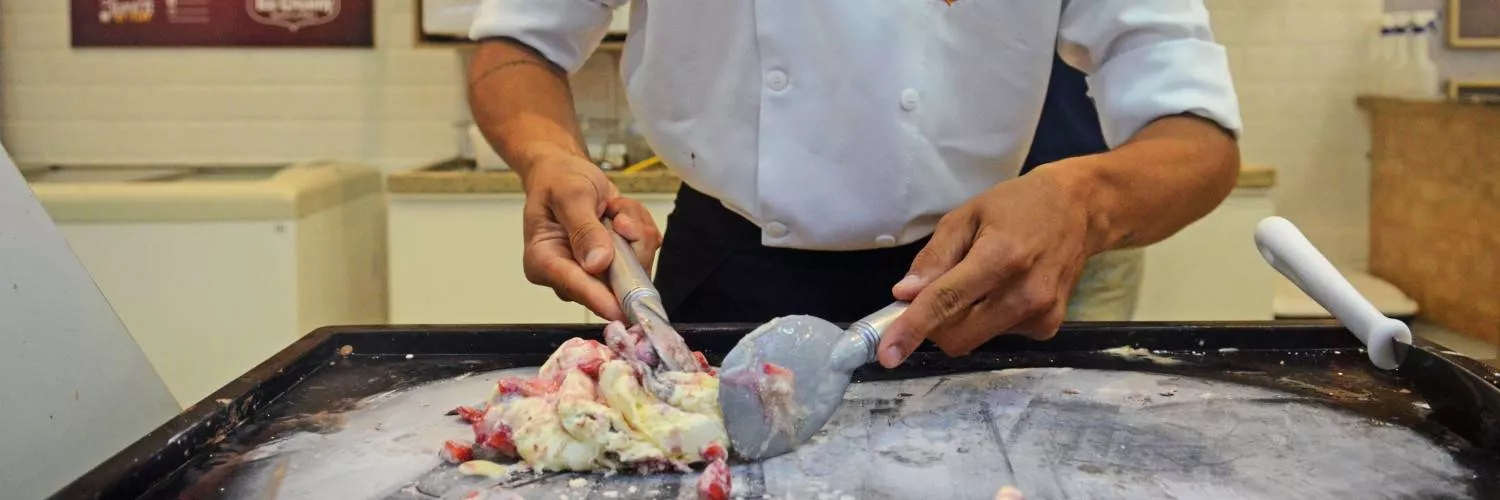 Ice Creamy se destaca no Mercado com sorvete na pedra