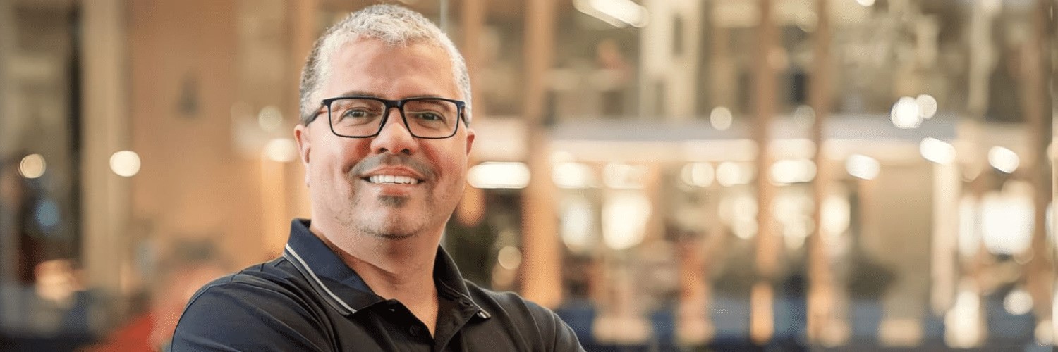 Arlan Roque compartilha histórias de sucesso e resiliência em livro