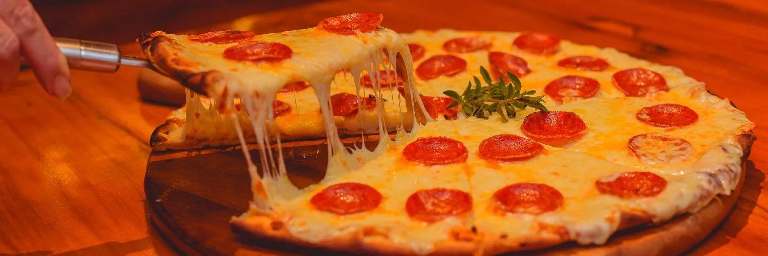 Rede de franquias de pizzaria lança campanha para alavancar pedidos online e reduzir chamadas pelo telefone