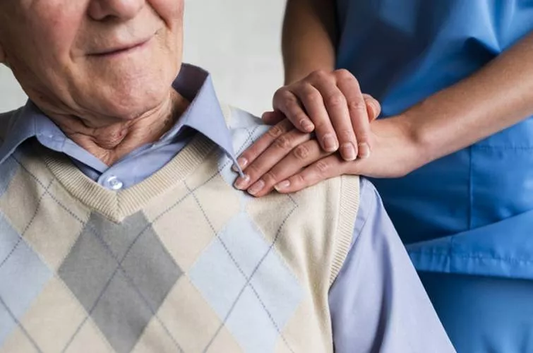 5 redes de franquias especialistas no cuidado com idosos