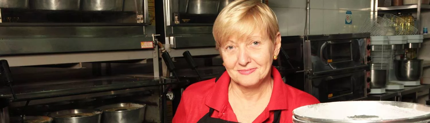 Fábrica de Bolo Vó Alzira: a rede de franquias que surgiu da vontade de uma  professora de 60 anos em ajudar nas contas de casa - Rede Food Service