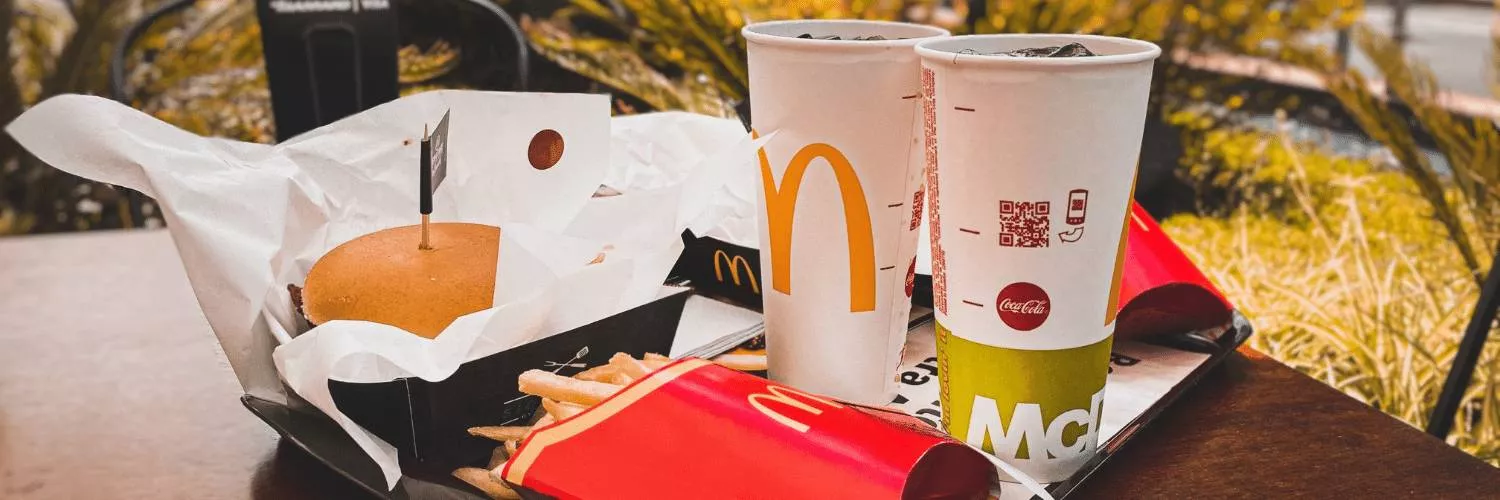 Como a operadora do McDonald's na América Latina removeu 40% do plástico de um só uso de seus restaurantes