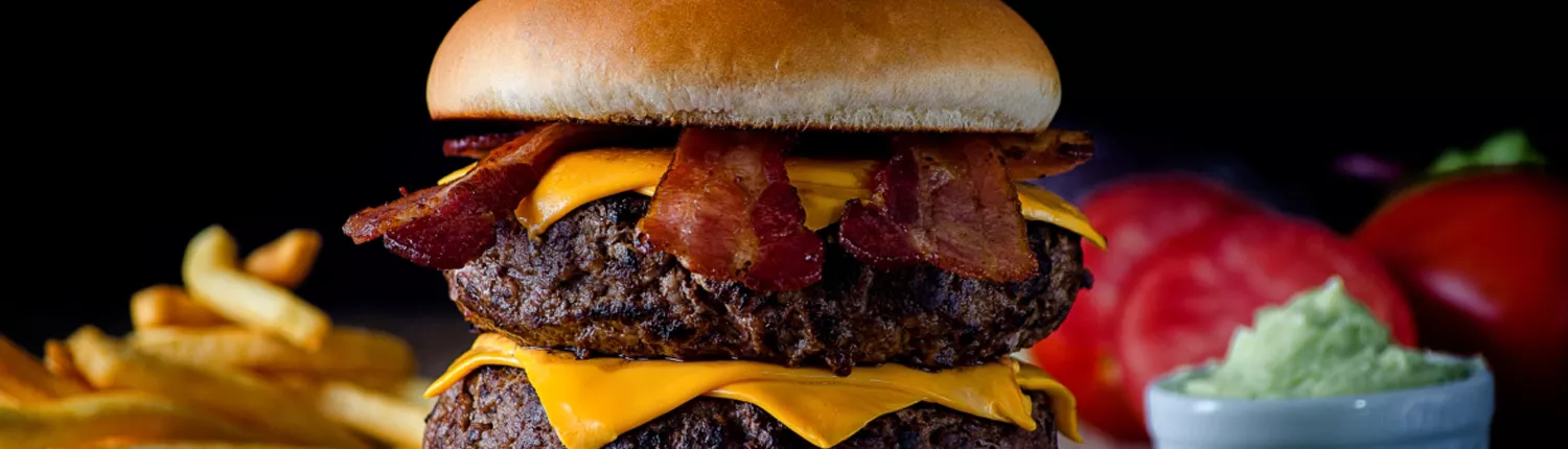 No dia mundial do Hambúrguer, rede de lanches paga R$ 2 mil para cliente que comer mais rápido