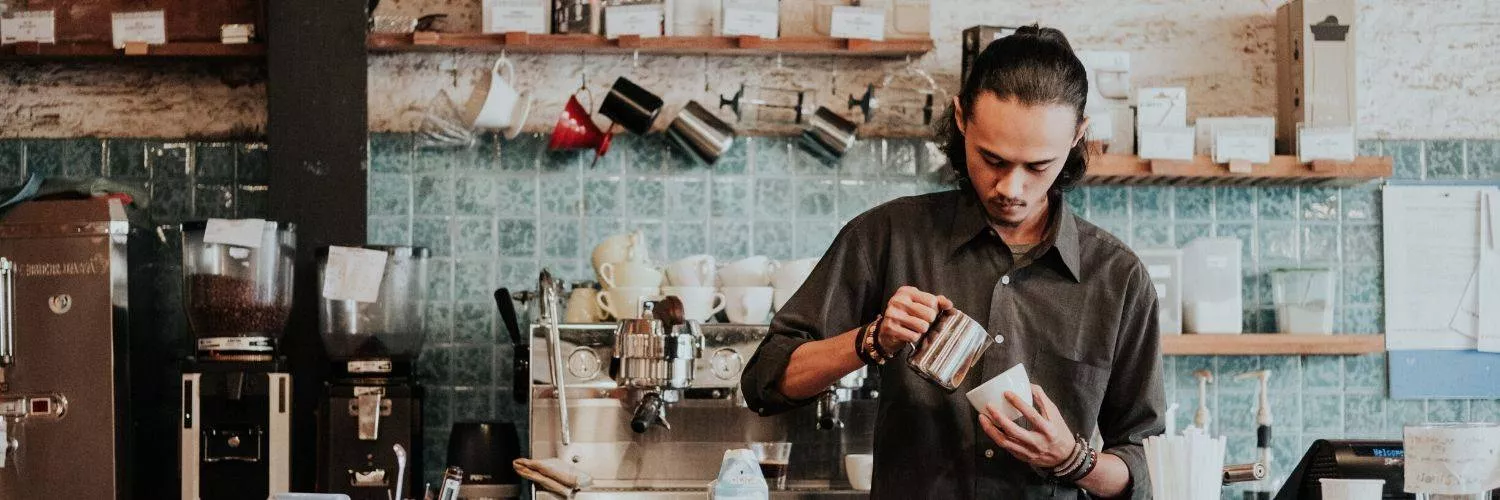 Franquia de cafeteria fecha parceria e passa a oferecer café gratuito aos profissionais da saúde