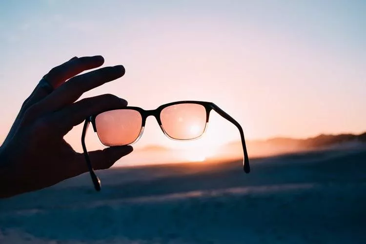 Hoje, Dia da Mentira, saiba quais os mitos e verdades sobre o uso de lentes fotossensíveis