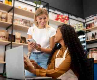 Franchising brasileiro supera os R$ 300 bilhões em 2025