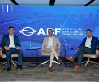 Franchising brasileiro supera os R$ 300 bilhões em 2025