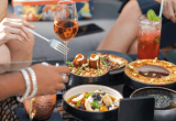 Bares e restaurantes têm aumento no volume em janeiro e ajudam a amenizar resultado negativo em Serviços
