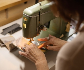 Por que a costura voltou a ganhar força em um mercado que exige autonomia, técnica e reinvenção
