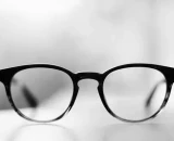 Franquia de óticas e fotografia transforma engajamento nas redes sociais em doação de óculos