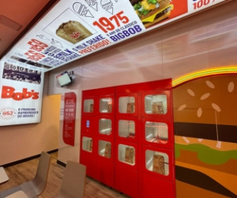 Bob's reinaugura loja no Rio com robô atendente